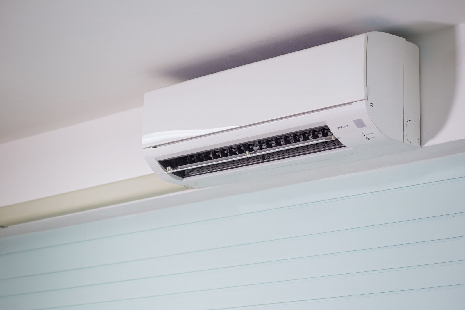 Strak geïnstalleerde airco binnenunit tegen het plafond
